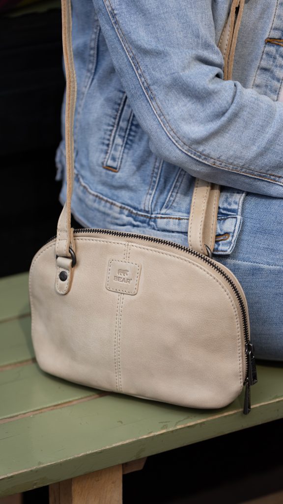 CP-3109_FEATHER_Back_9x16