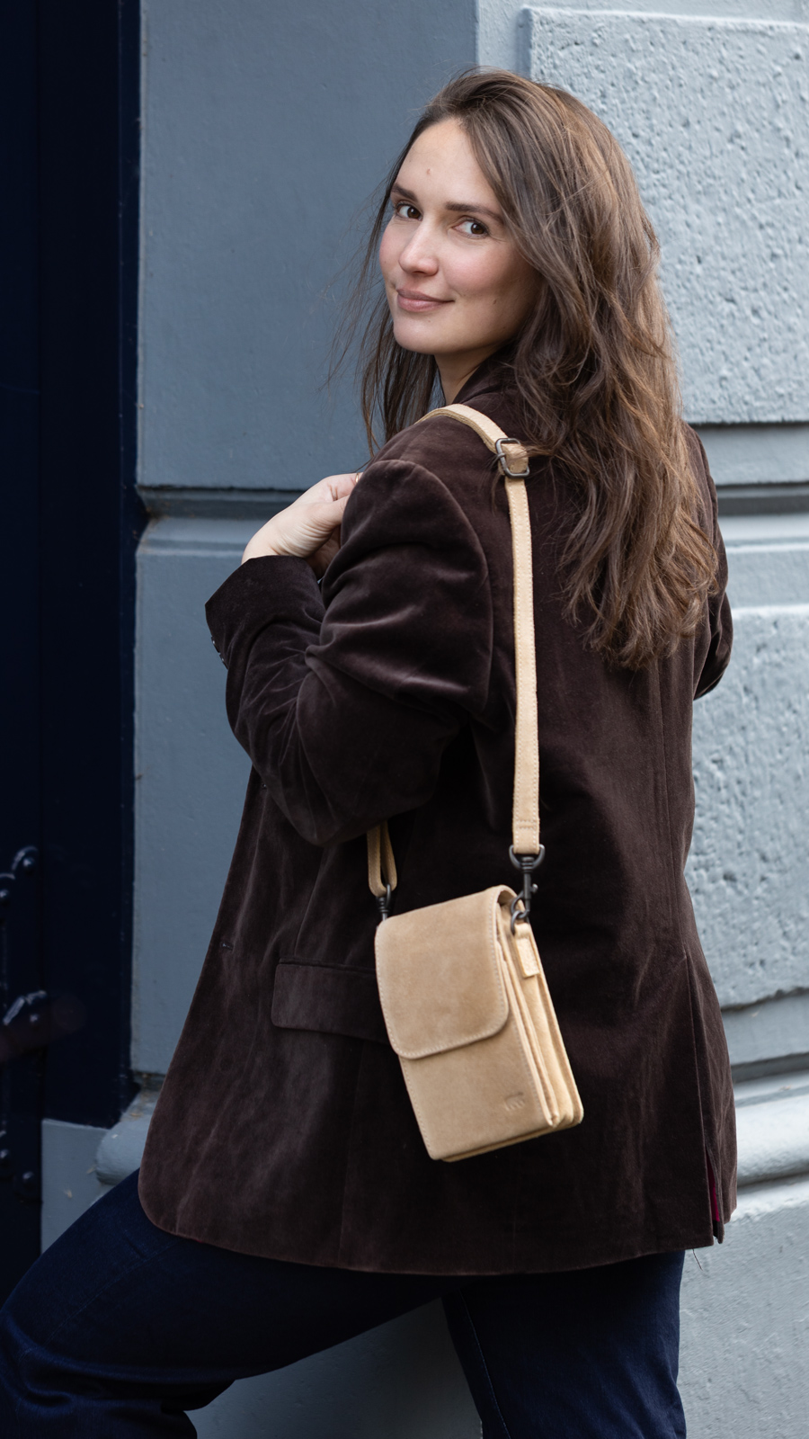 Suède schoudertasje ‘Robbie’ 2.0 bisquit – SU 2650